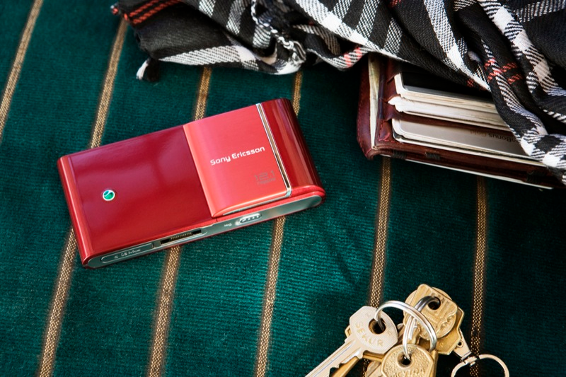 Illustration for article titled 12-Megapixel Sony Ericsson Idou Is Now Satio; Smokin' Hot Model Sold Separately